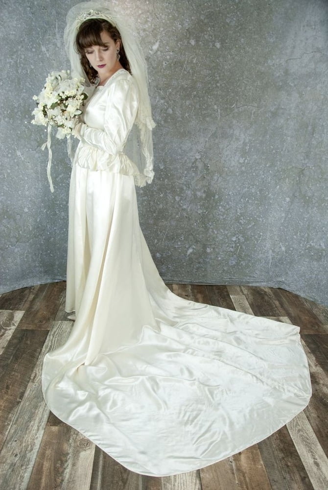 Sedosos vestidos de novia y vestidos 2
 #103904684