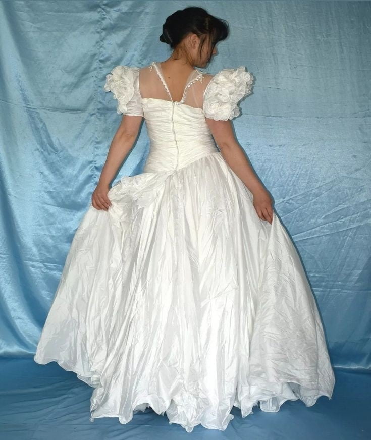 Sedosos vestidos de novia y vestidos 2
 #103904721