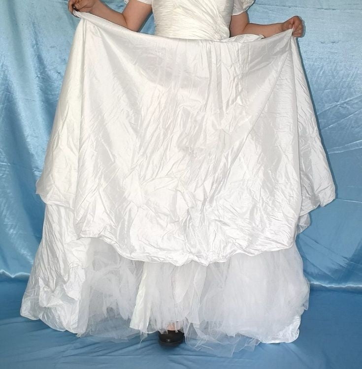Sedosos vestidos de novia y vestidos 2
 #103904724