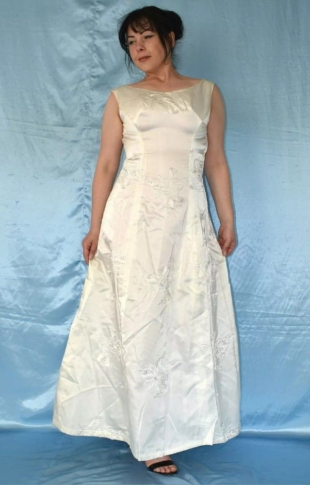 Sedosos vestidos de novia y vestidos 2
 #103904792
