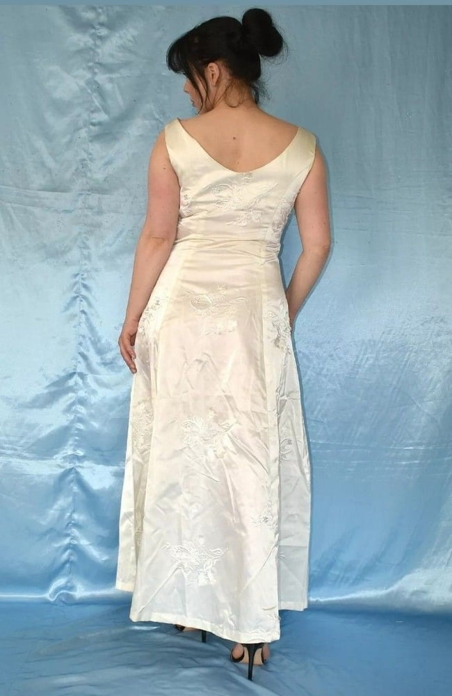 Sedosos vestidos de novia y vestidos 2
 #103904801
