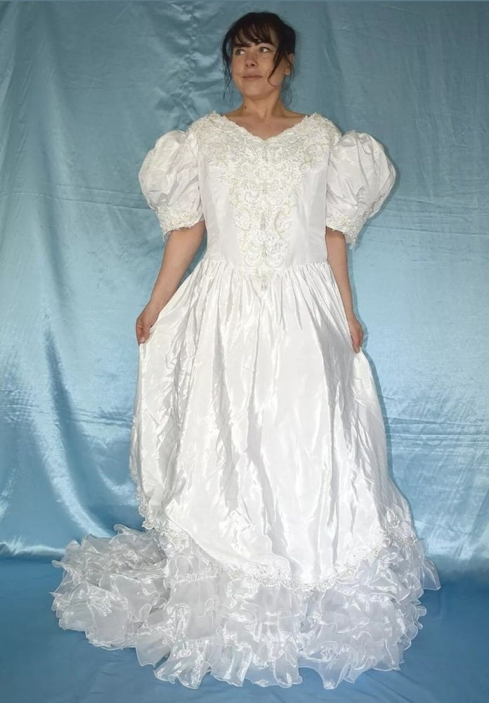 Sedosos vestidos de novia y vestidos 2
 #103904823