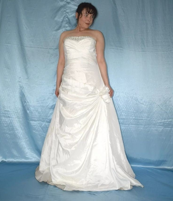 Sedosos vestidos de novia y vestidos 2
 #103904916
