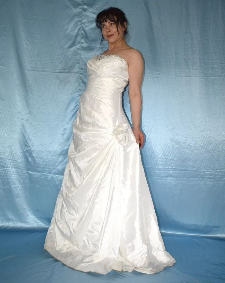 Sedosos vestidos de novia y vestidos 2
 #103904919