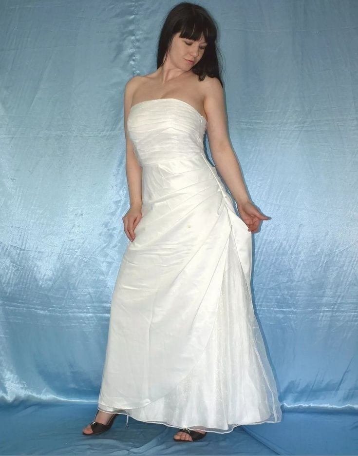 Sedosos vestidos de novia y vestidos 2
 #103904944