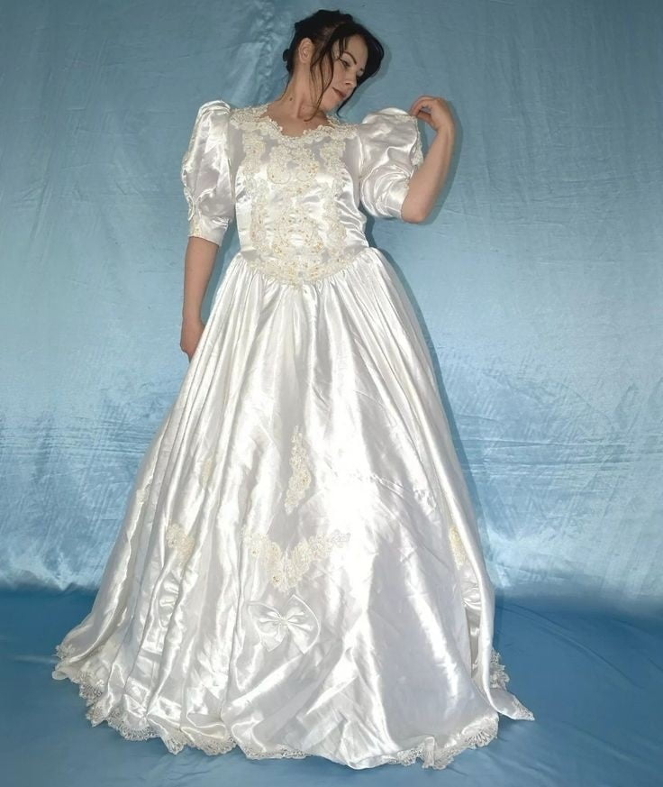 Sedosos vestidos de novia y vestidos 2
 #103904971