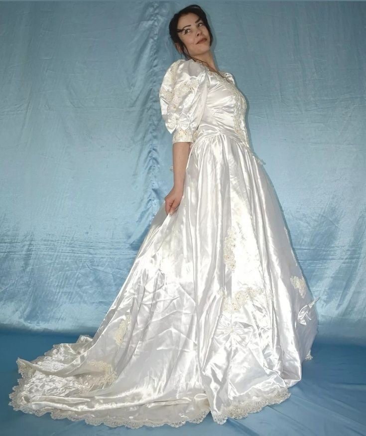 Sedosos vestidos de novia y vestidos 2
 #103904974