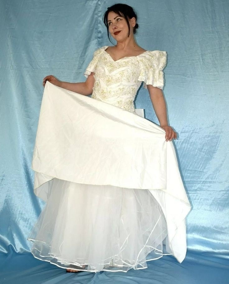 Sedosos vestidos de novia y vestidos 2
 #103905098