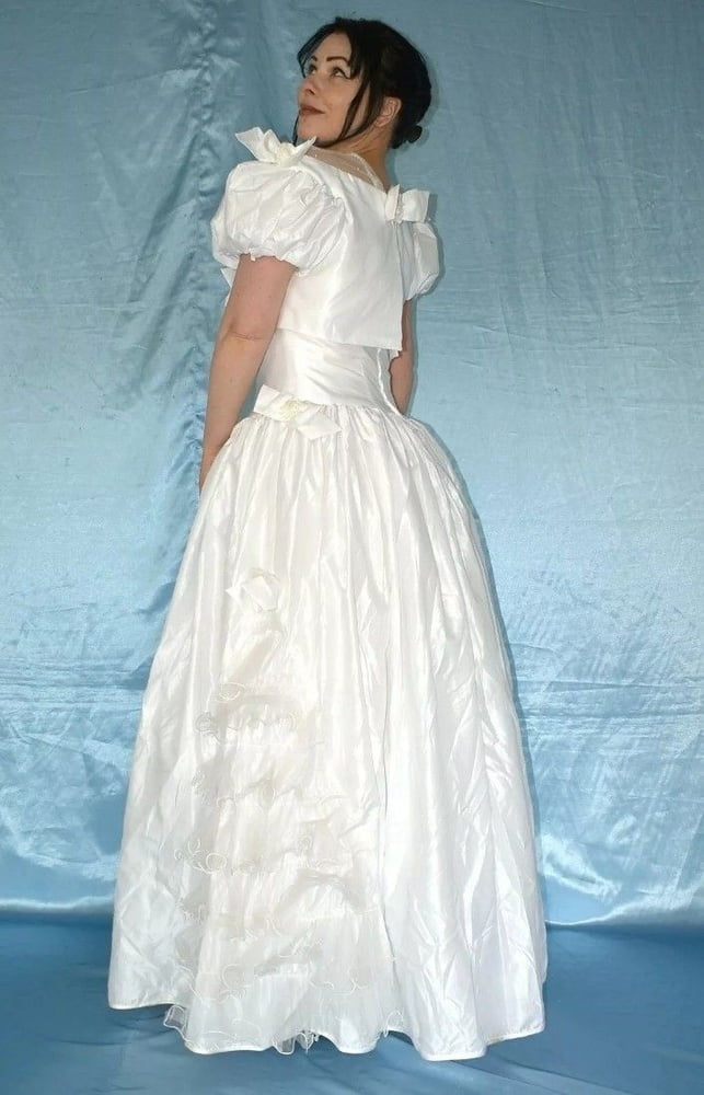Sedosos vestidos de novia y vestidos 2
 #103905124