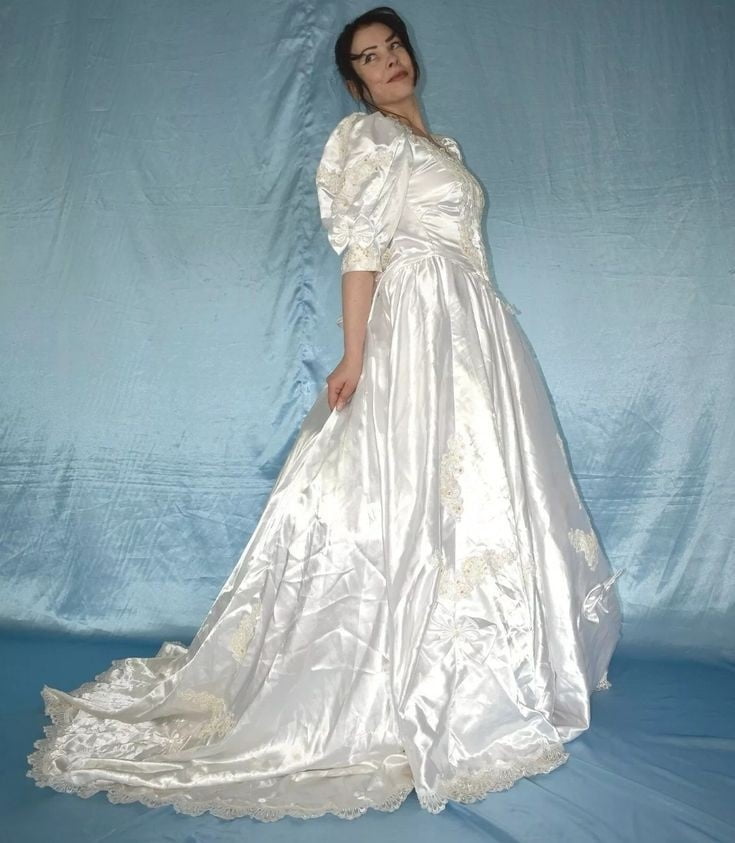 Sedosos vestidos de novia y vestidos 2
 #103905133
