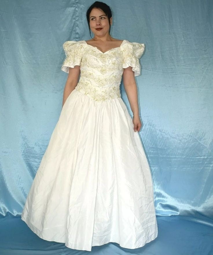 Sedosos vestidos de novia y vestidos 2
 #103905143