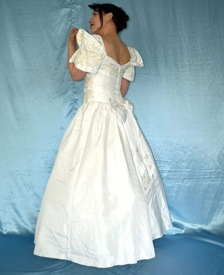 Sedosos vestidos de novia y vestidos 2
 #103905152