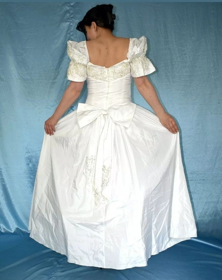 Sedosos vestidos de novia y vestidos 2
 #103905158