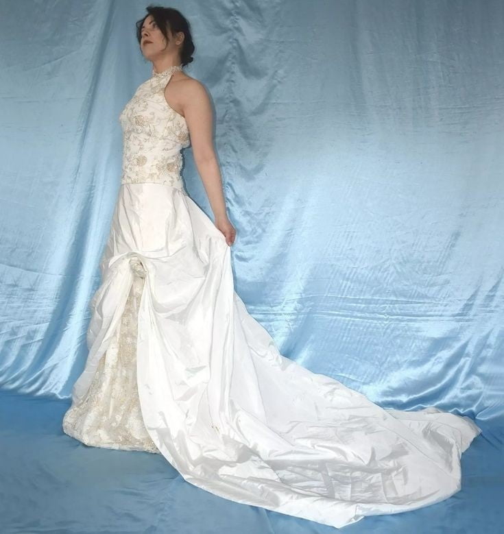 Sedosos vestidos de novia y vestidos 2
 #103905162