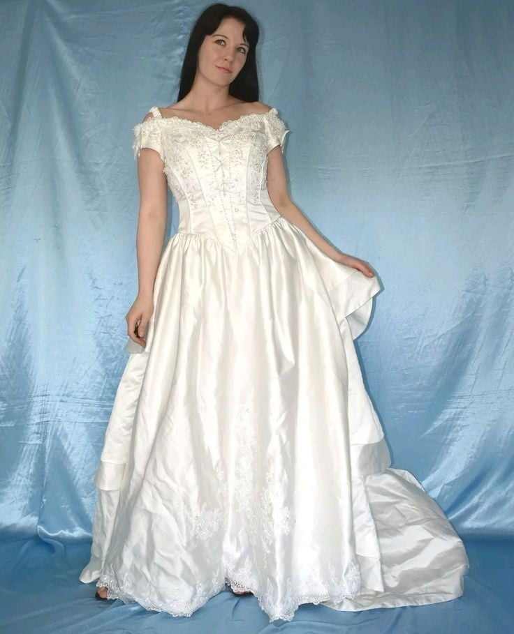 Sedosos vestidos de novia y vestidos 2
 #103905221