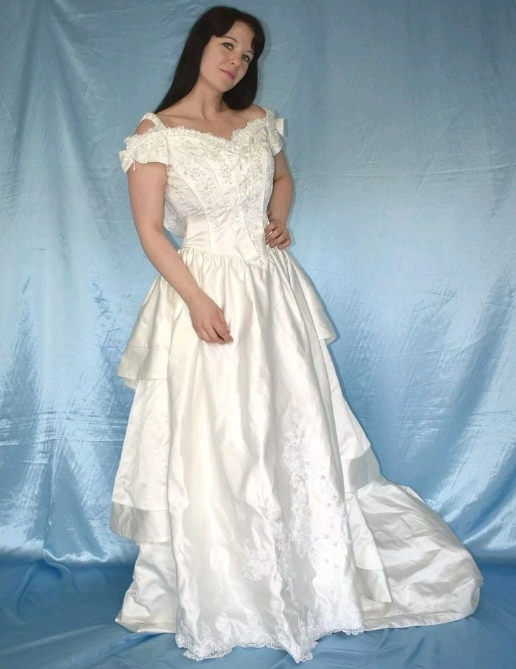 Sedosos vestidos de novia y vestidos 2
 #103905224