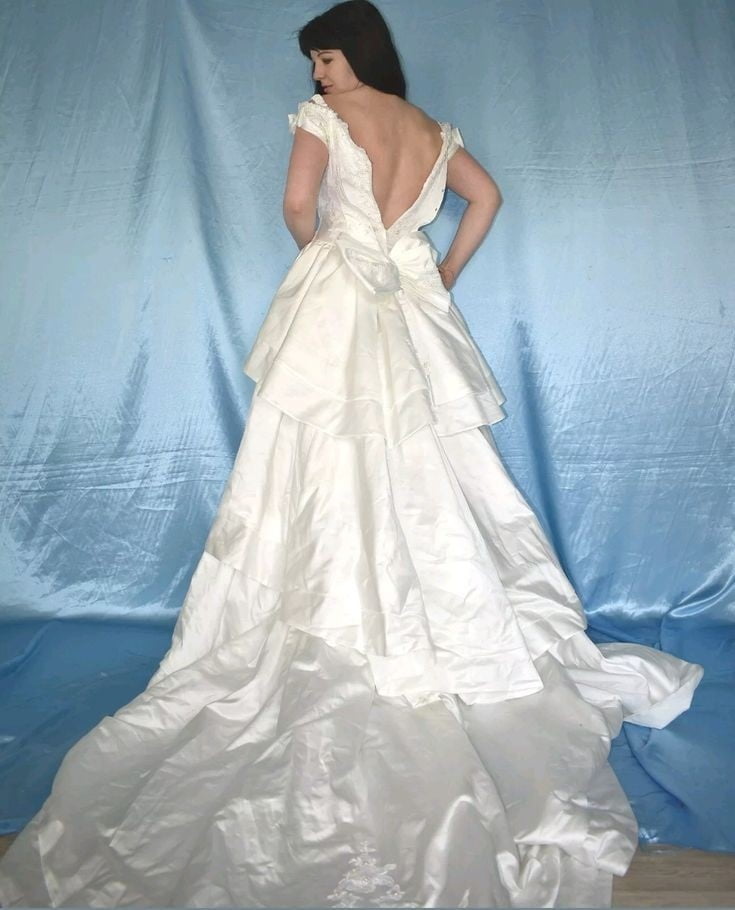 Sedosos vestidos de novia y vestidos 2
 #103905230