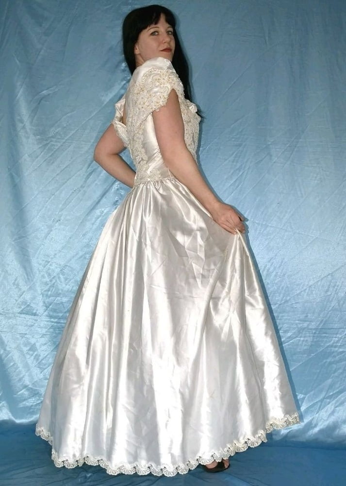 絹のような結婚式の花嫁のガウンとドレス 2
 #103905242