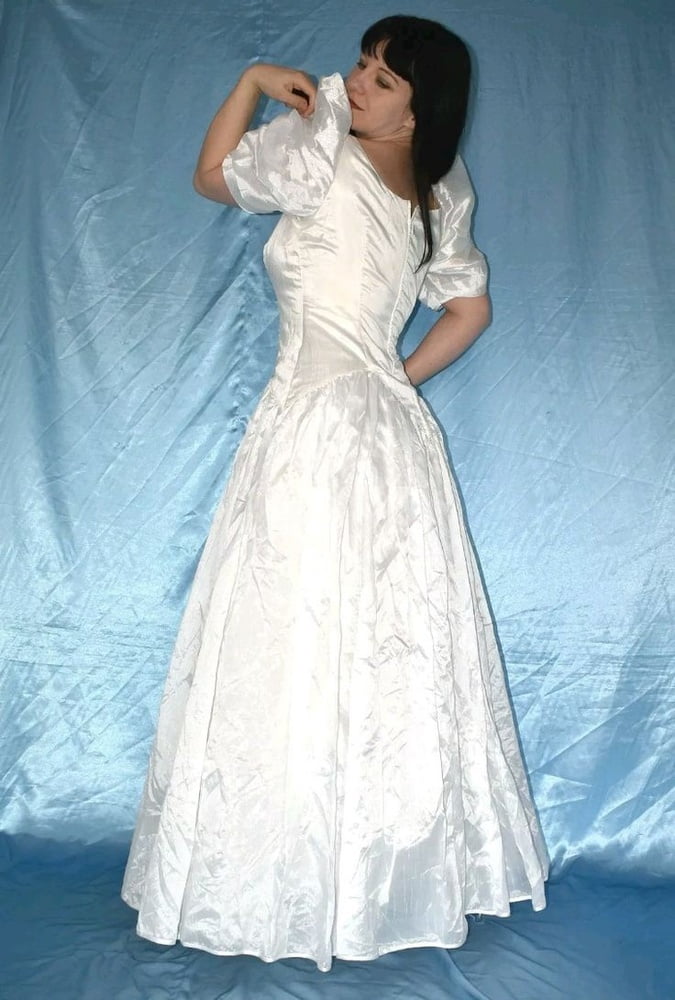 Sedosos vestidos de novia y vestidos 2
 #103905291