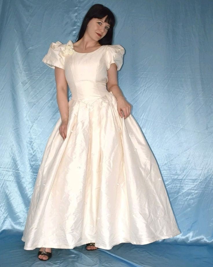 Sedosos vestidos de novia y vestidos 2
 #103905306