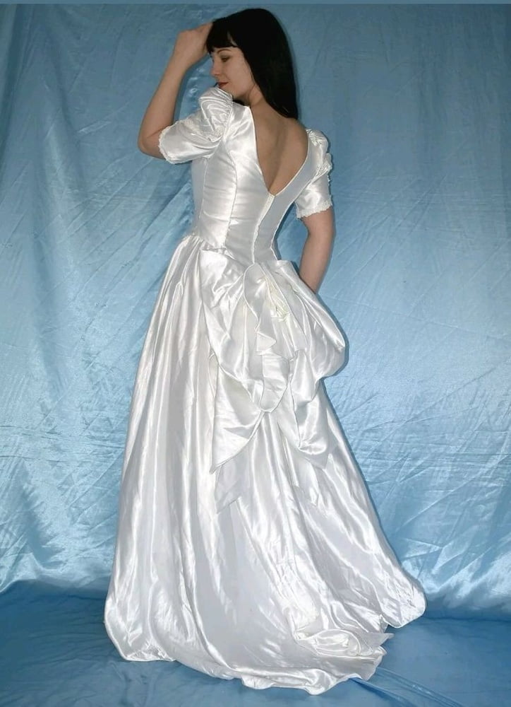 Sedosos vestidos de novia y vestidos 2
 #103905324