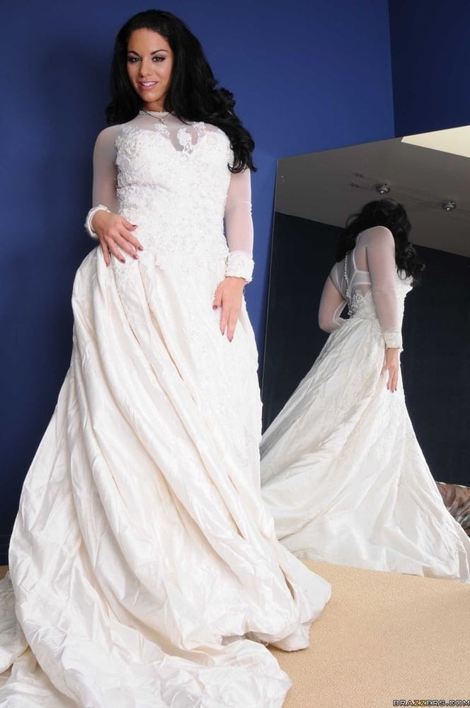 Sedosos vestidos de novia y vestidos 2
 #103905363