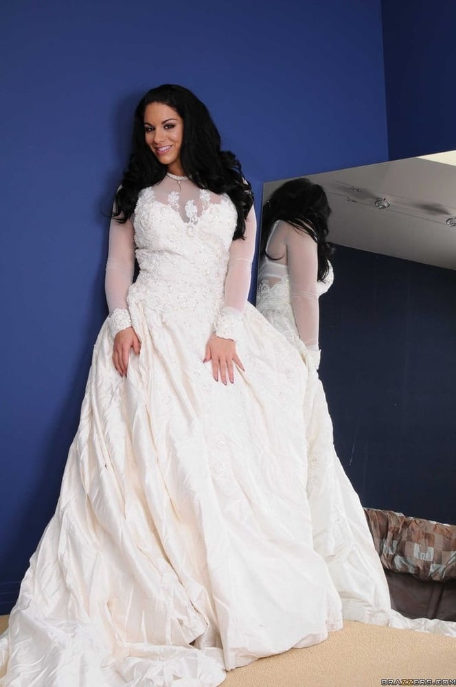 Sedosos vestidos de novia y vestidos 2
 #103905369