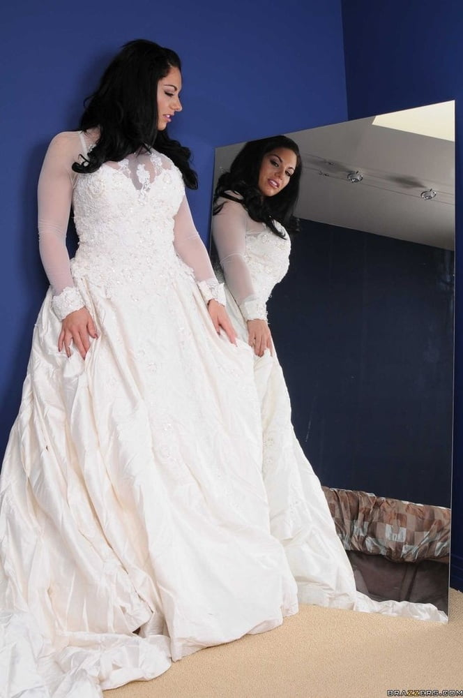 Sedosos vestidos de novia y vestidos 2
 #103905372