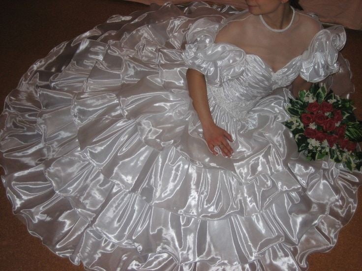 Sedosos vestidos de novia y vestidos 2
 #103905406