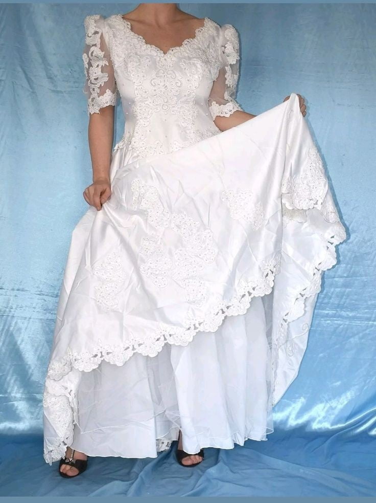 Sedosos vestidos de novia y vestidos 2
 #103905496