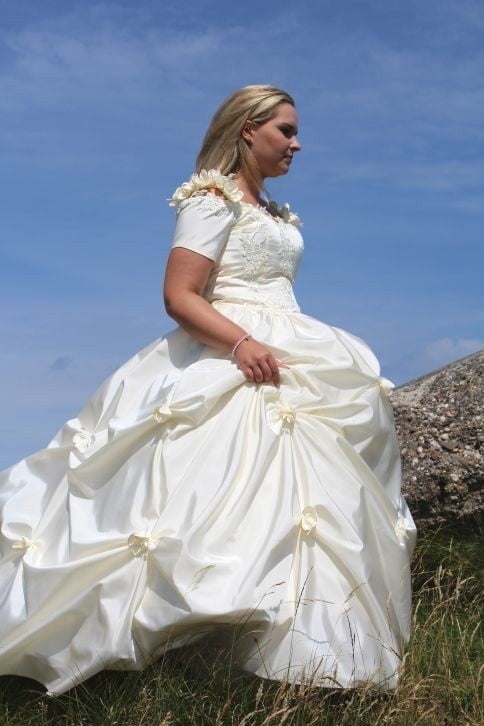 Sedosos vestidos de novia y vestidos 2
 #103905510