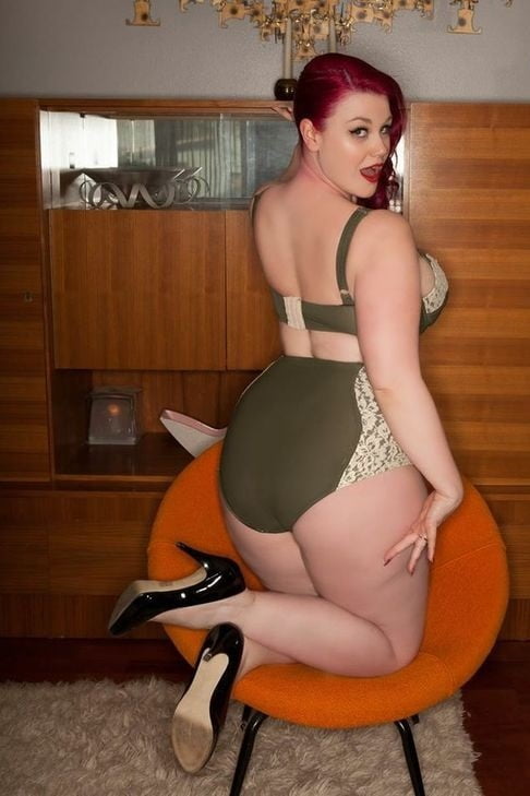 Caderas anchas de las mujeres 325
 #104240469