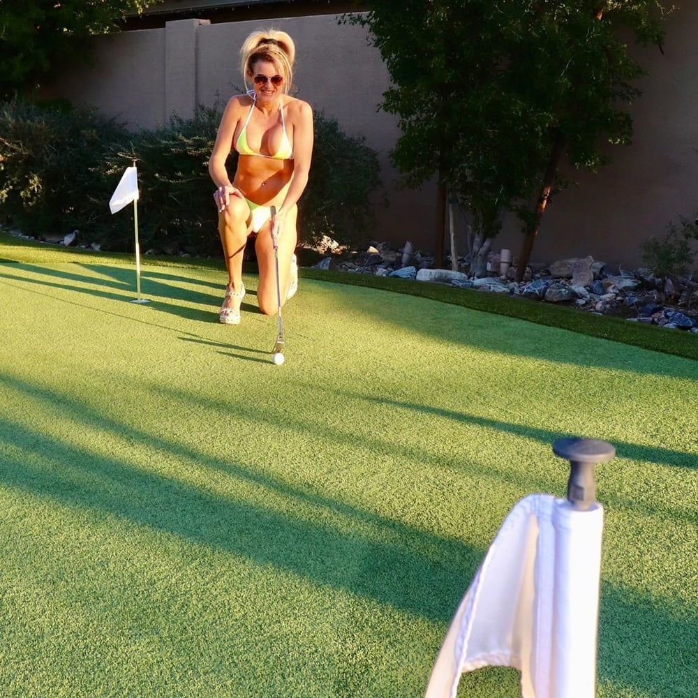 Hot amateur maman mature jouant au golf et posant
 #105340856