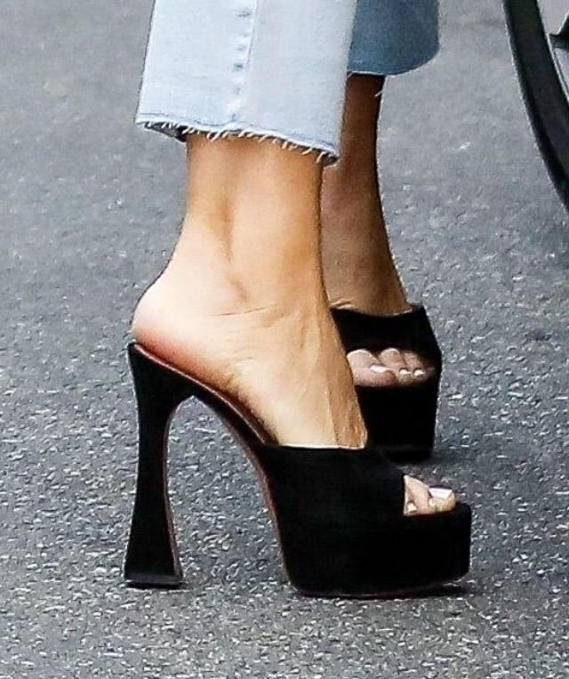 Sofia Vergara in high heels mules #103051149