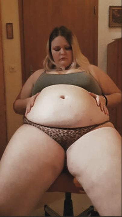 Bbw sexy fetten Bauch Mädchen
 #96139133