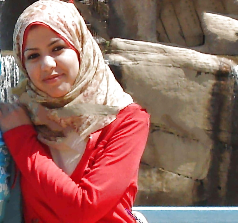 Wie die arabischen Frauen zu Hause aussehen, ohne Hijab:
 #106431629