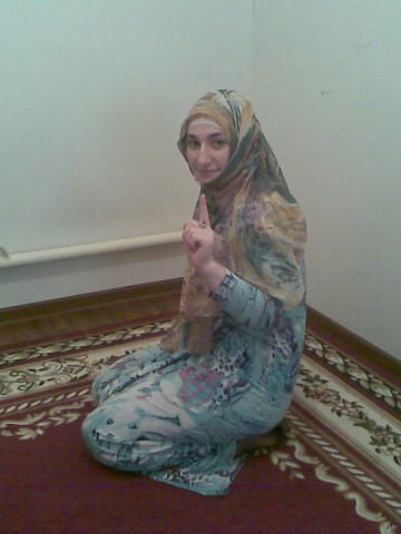 Wie die arabischen Frauen zu Hause aussehen, ohne Hijab:
 #106431681