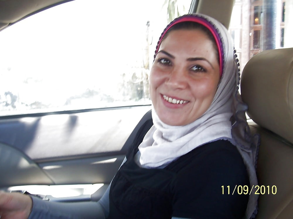Wie die arabischen Frauen zu Hause aussehen, ohne Hijab:
 #106431745
