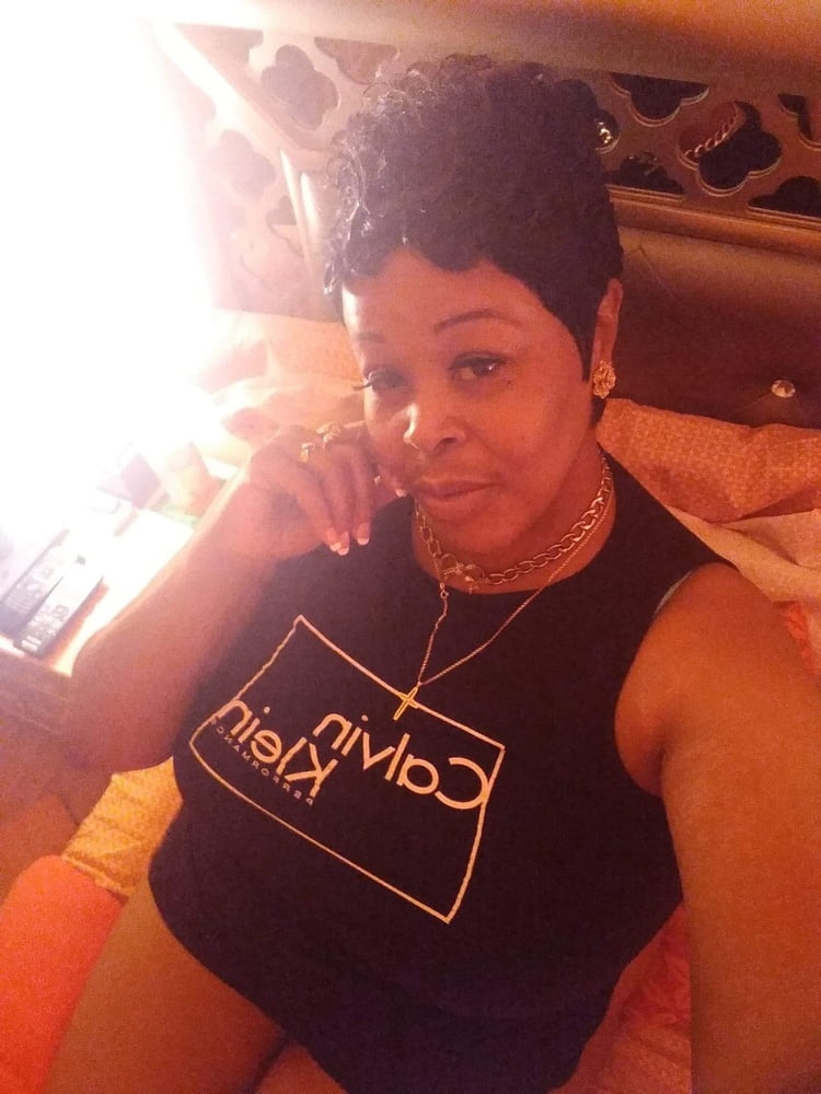 Grand-mère noire veut de l'amour 2020
 #96384388