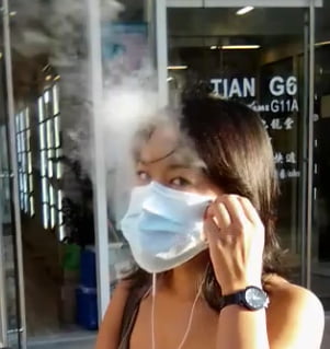タイトなアジア人がマスクをしてタバコを吸う
 #80174981