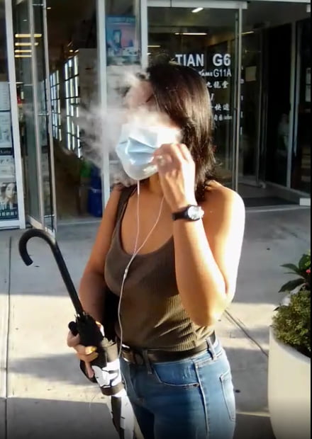 タイトなアジア人がマスクをしてタバコを吸う
 #80175002
