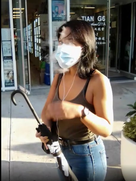 タイトなアジア人がマスクをしてタバコを吸う
 #80175014