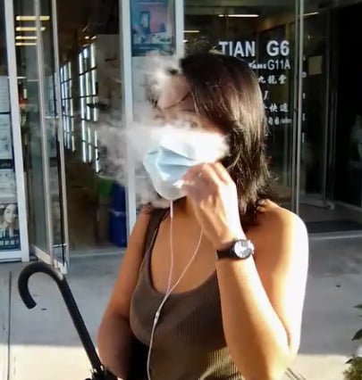 タイトなアジア人がマスクをしてタバコを吸う
 #80175021