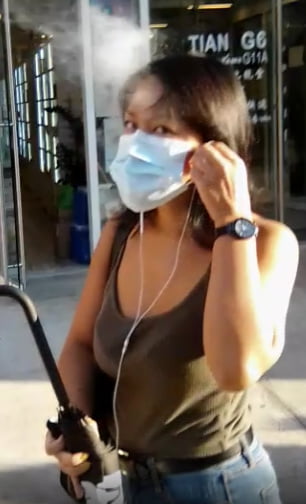 タイトなアジア人がマスクをしてタバコを吸う
 #80175036