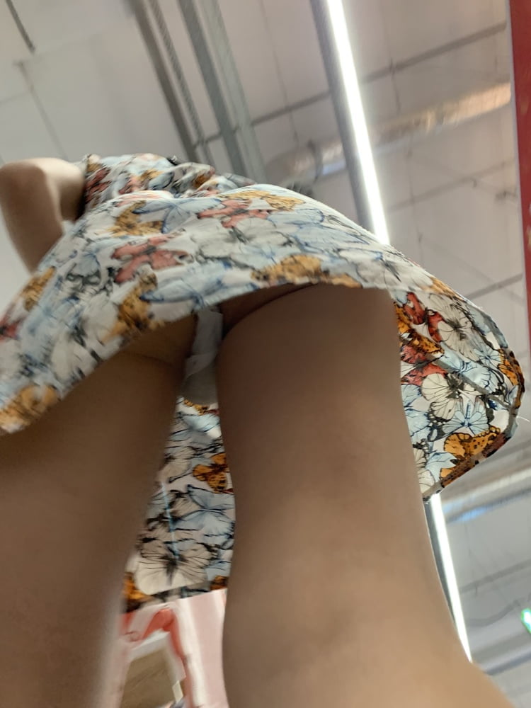 Mmm upskirt im Einkaufszentrum
 #92419174