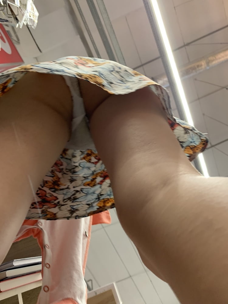 Mmm upskirt im Einkaufszentrum
 #92419177