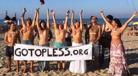 Topless sur la plage
 #105618748