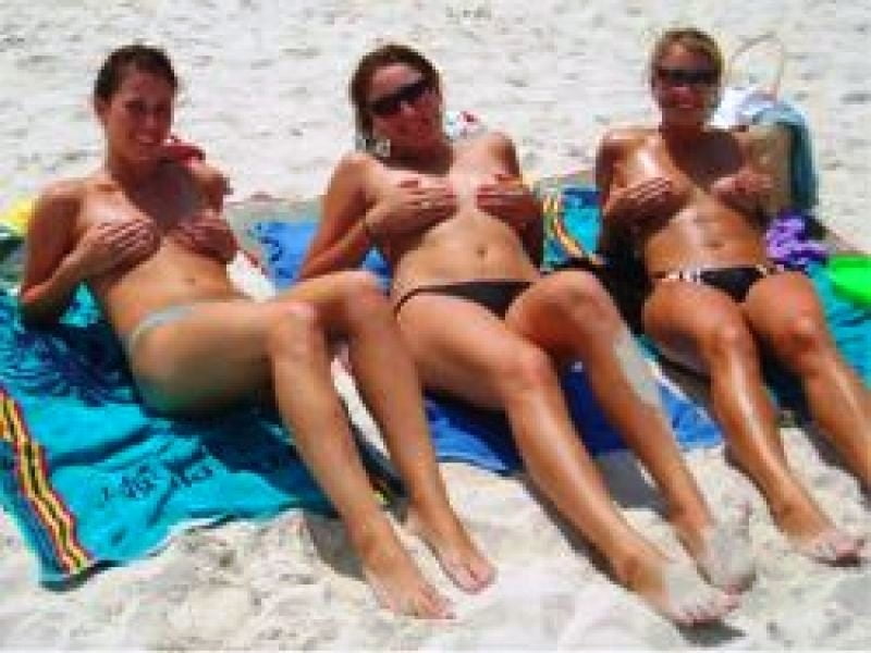 Topless sulla spiaggia
 #105618751