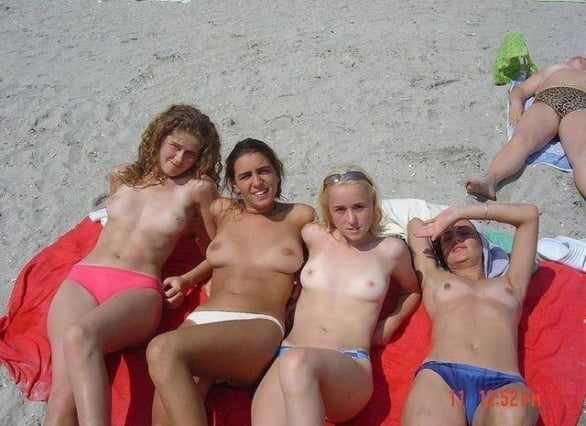 Topless en la playa
 #105618779