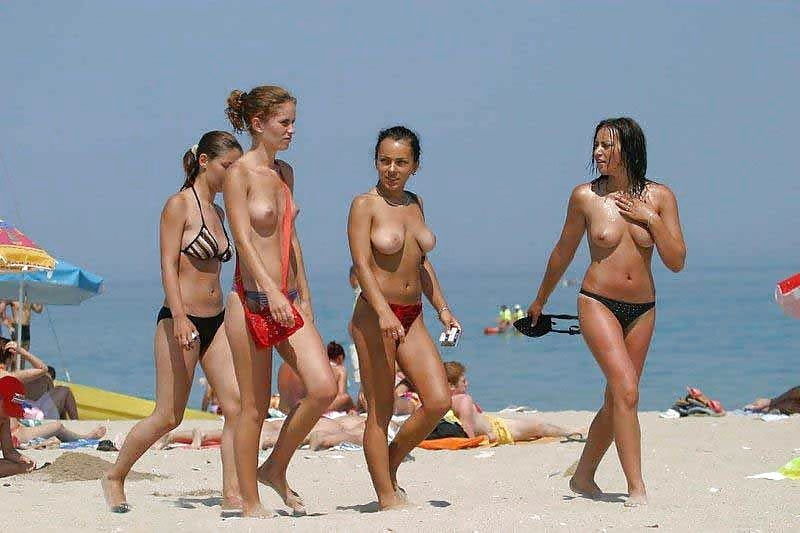 Topless sulla spiaggia
 #105618791
